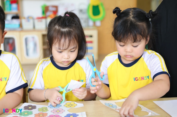 Hoạt động thủ công cho trẻ mầm non giúp phát triển sự sáng tạo