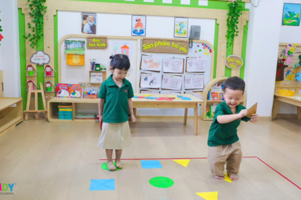 Hoạt động vận động kết hợp học tập cho trẻ mầm non