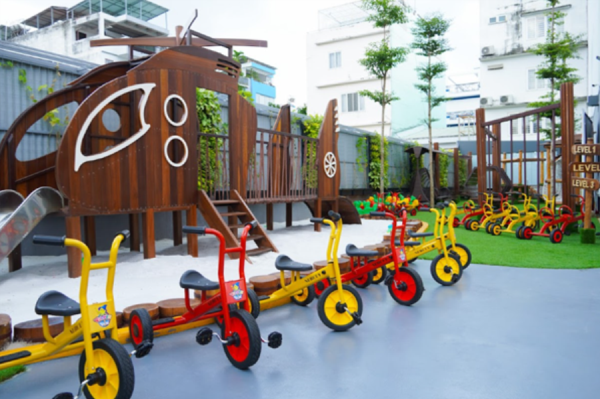 How should parents who work near Pearl Plaza choose a preschool for their children?