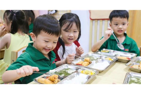Khi Giờ Ăn Không Còn Là “Cuộc Chiến”: 7 Cách Giúp Bé Ăn Uống Tự Nhiên Hơn
