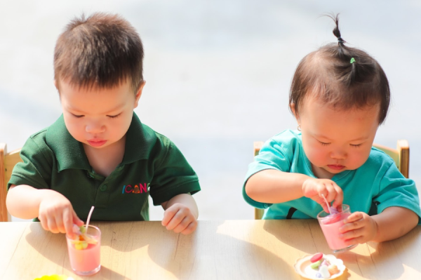 Trẻ 18 tháng có nên đi học không? – Góc nhìn từ phát triển sớm