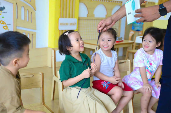 Trẻ Mầm Non Học Tiếng Anh Qua Bài Hát: Lợi Ích Và Cách Dạy Hiệu Quả