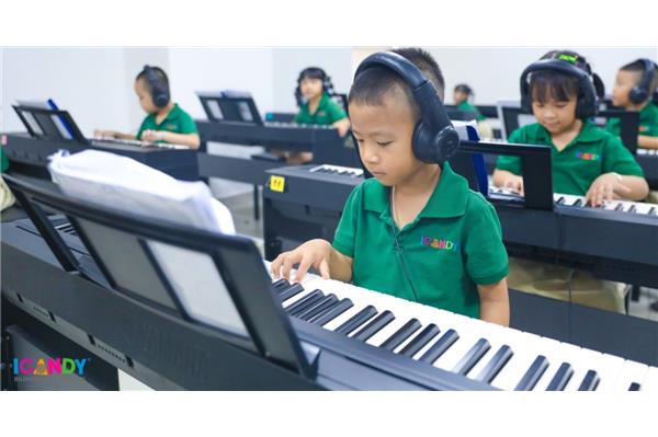 Trẻ mầm non song ngữ ICANDY khám phá âm nhạc qua nhạc cụ độc đáo