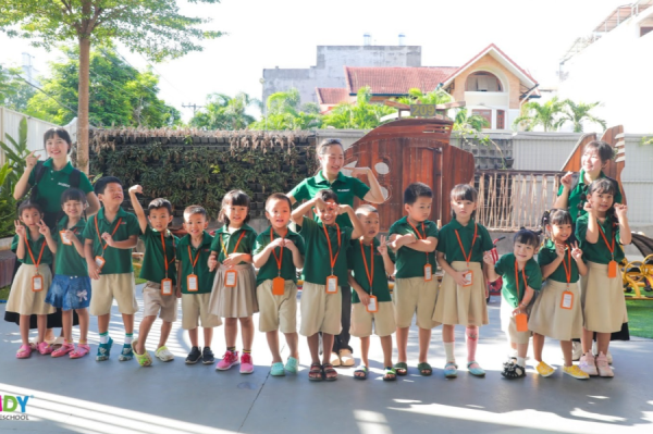 Trẻ mới đi mầm non hay khóc: Nguyên nhân và cách giúp con thích nghi nhanh