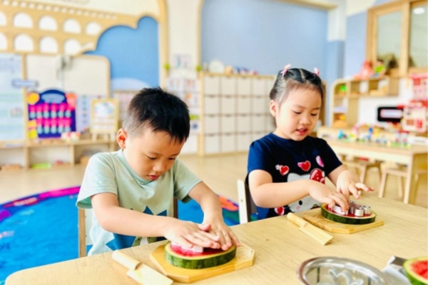 What is the Montessori method? Core educational principles and goals.